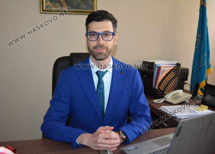 Доктор по филология пое ОУ „Любен Каравелов“ в Хасково