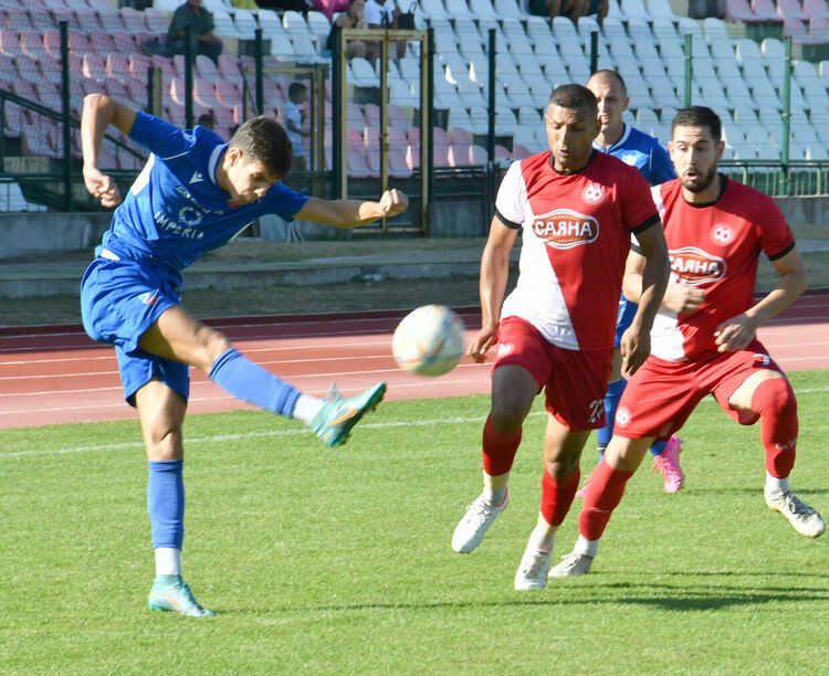 „Спартак“ победи „Саяна Хасково“, Кабаков със спорни отсъждания