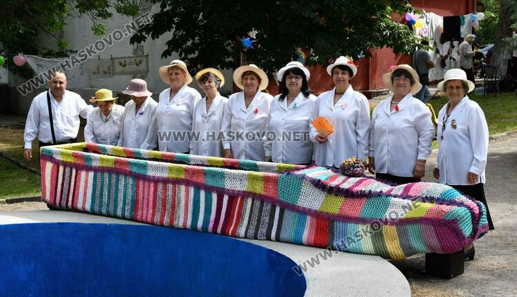 Майсторки на куките отбелязват Световния ден плетенето в село Крум