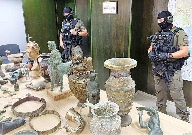 Разкриха престъпна група за трафик на културни ценности