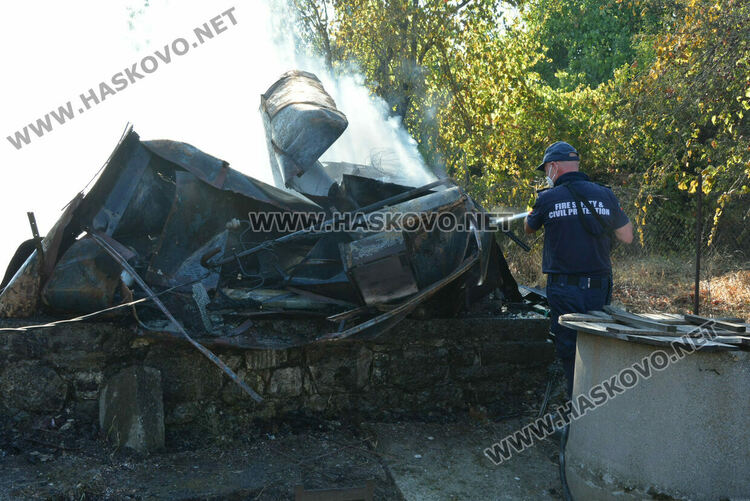 Пожарът край Хасково засегна къща, унищожи пристройки и фотоволтаична централа