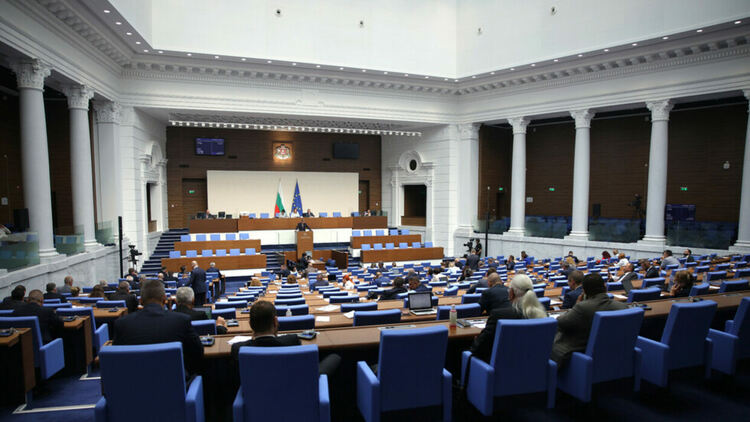 Парламентът е приел 14 закона и 61 решения за 26-те си заседания