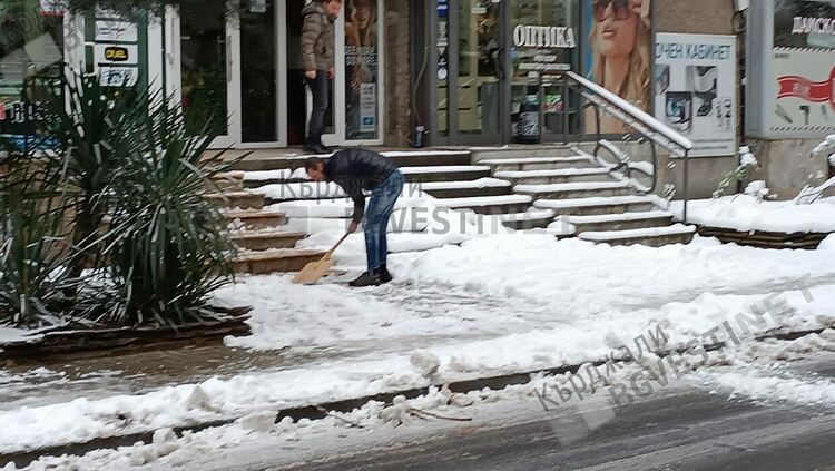 19 см е снежната покривка в Кърджали,“Грийнпартнърс“вади хора и техника за почистване