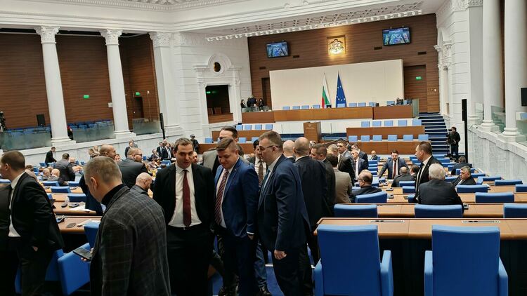 На крачка от бой в парламента: Блъскане, бутане и скандал между депутати