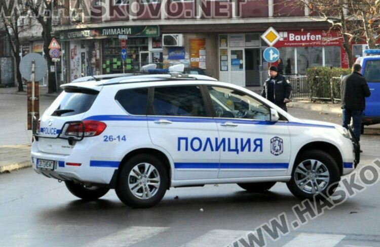 Задържаха двама мъже с марихуана и метамфетамин 