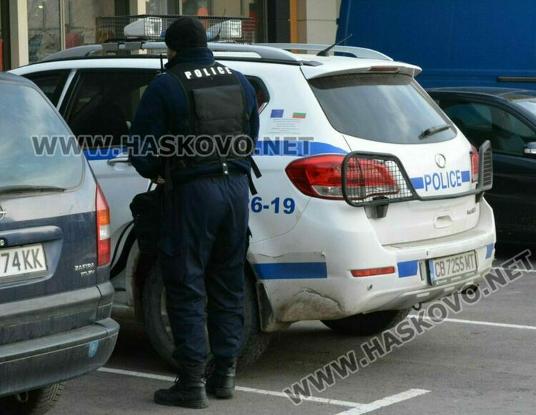 Момичета на 13 и 15 г. откраднаха козметика от магазин, младежи задигнаха дърва за огрев