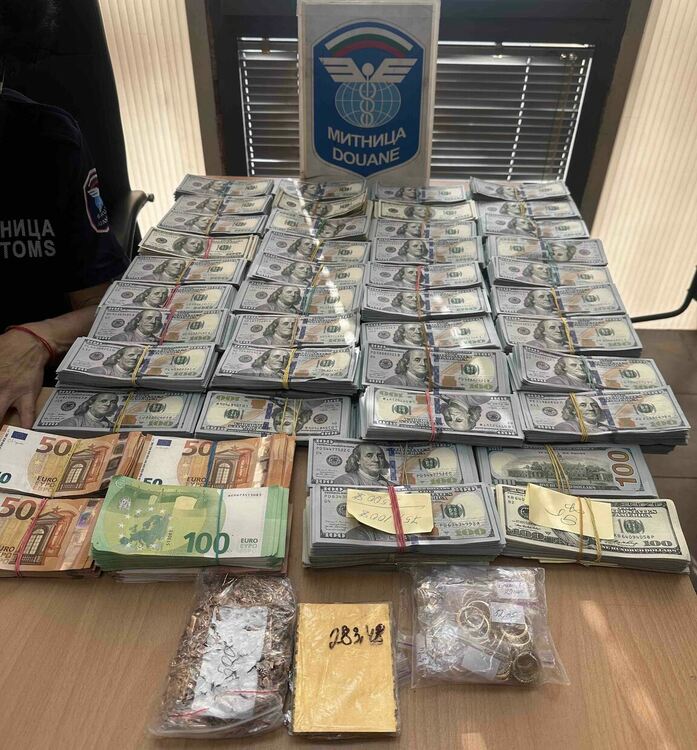 Заловиха недекларирани 740 000 долара, 30 000 евро и 1288 гр злато на границата с Турция
