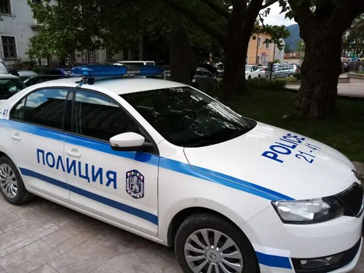 Полицията разследва случай на нарязани гуми на фирмен автомобил