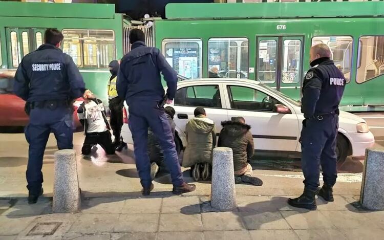 Престъпници се правели на полицаи и взимали по 5000 евро на мигрант