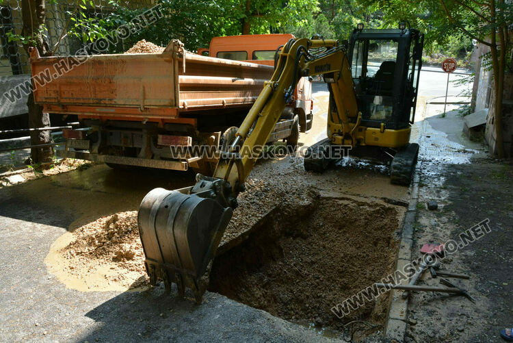 Авария на главен водопровод оставя част от Хасково без вода и днес