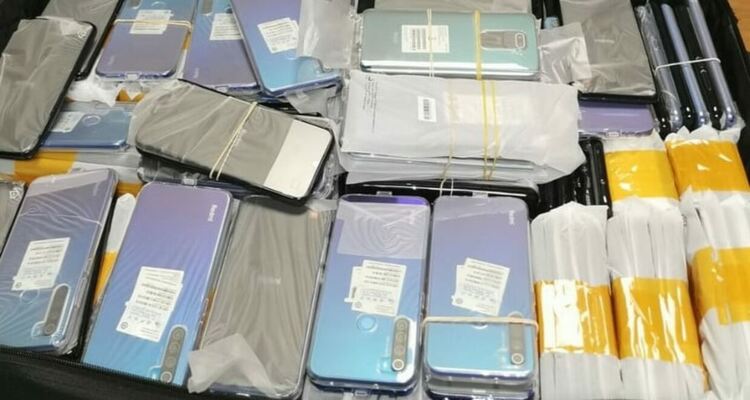Продават на търг мобилни телефони, строителни материали, дрехи и обувки, конфискувани на границата
