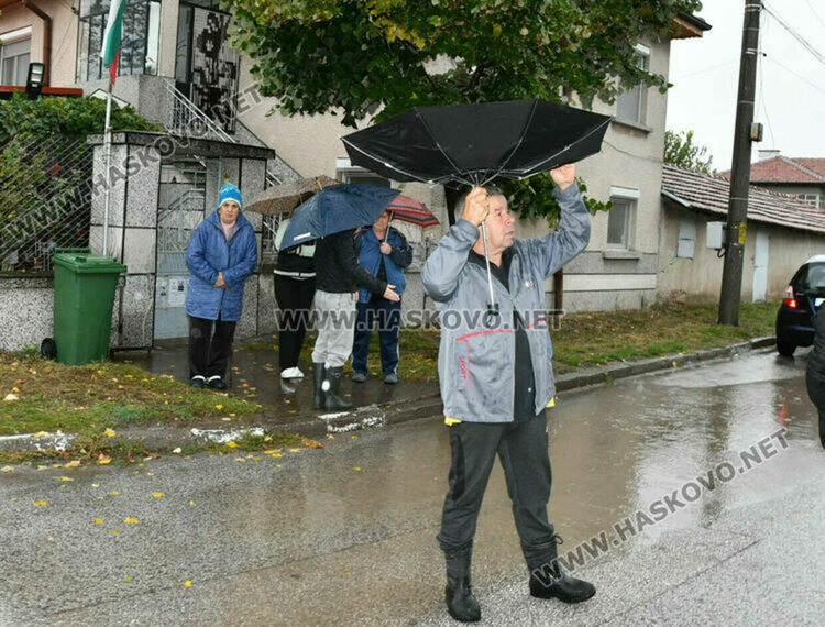 Облачно и дъждовно над цялата страна