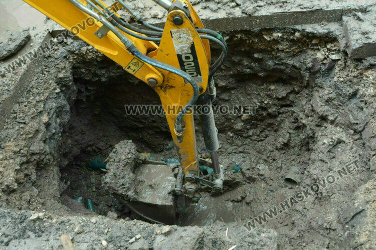Екипи на ВиК работят по отстраняване на авария на главен водопровод