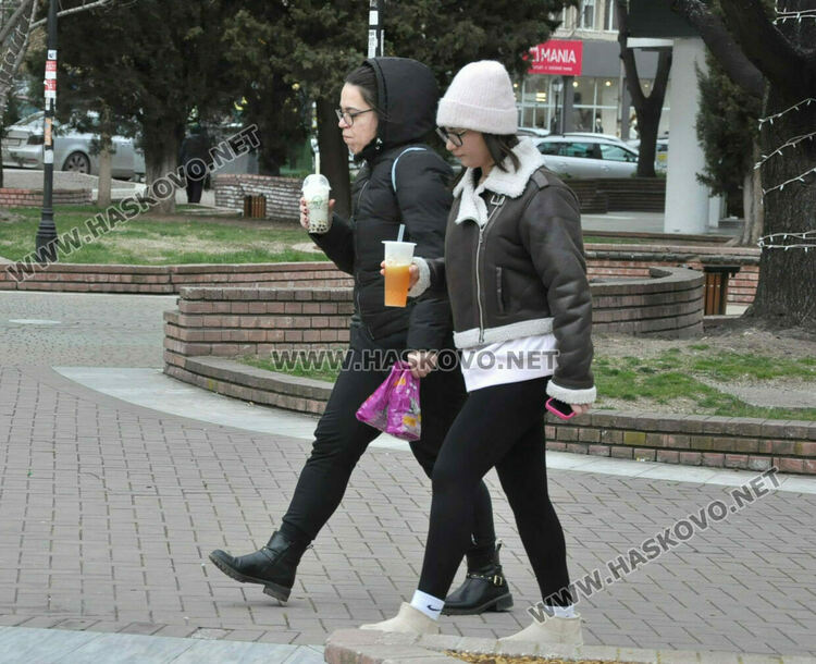 Слънчево, ветровито и студено