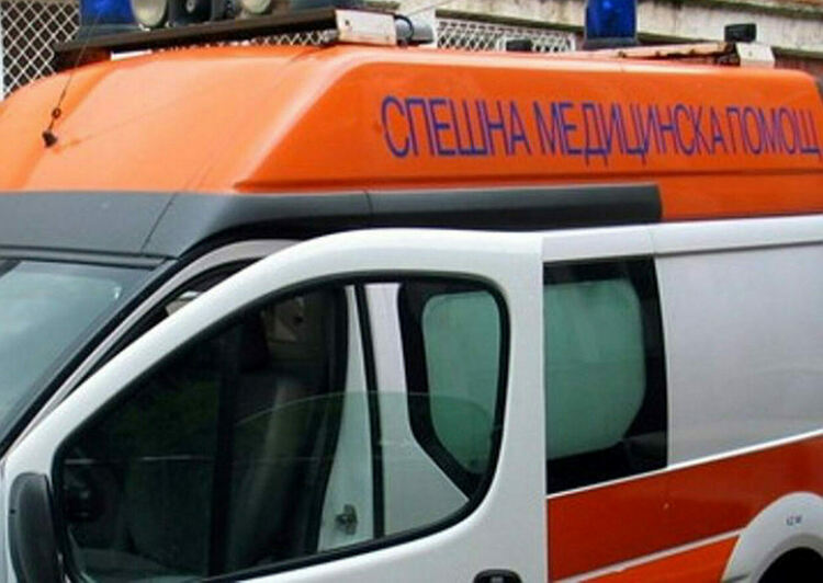 21-годишен е с опасност за живота, след като се заби с мотор в крайпътен знак край Катуница 