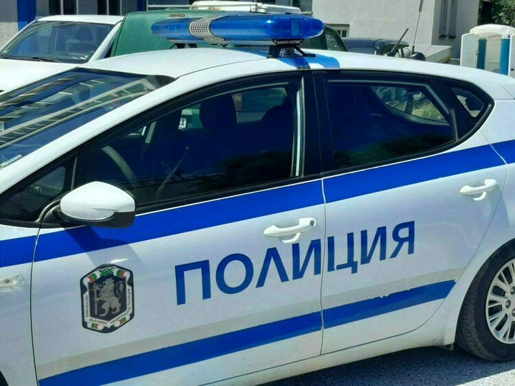 Мъртво пиян заби колата си в дърво край Араповския манастир