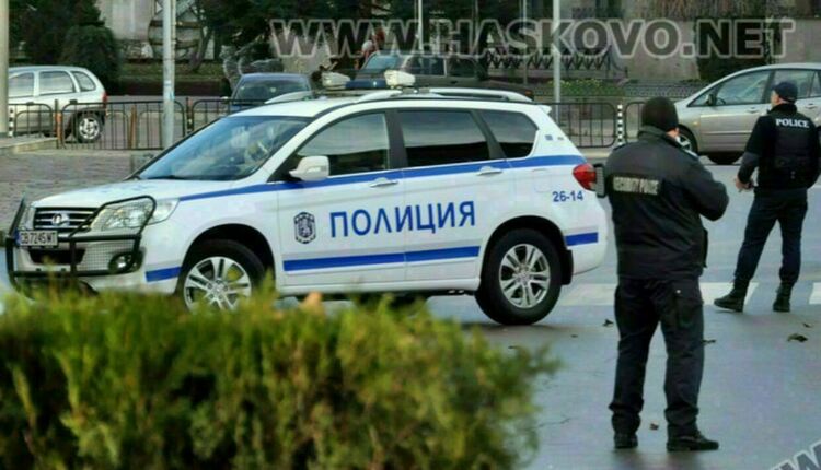 Мъж скри метамфетамин в шапката си, велосипедист залепи плик с наркотик на ръката си