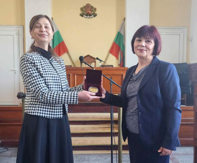 Връчиха почетен знак на съдия Минка Китова за пенсионирането ѝ