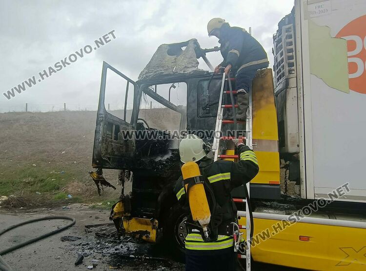 Тир с кучешка храна пламна на паркинг край магистрала „Марица“