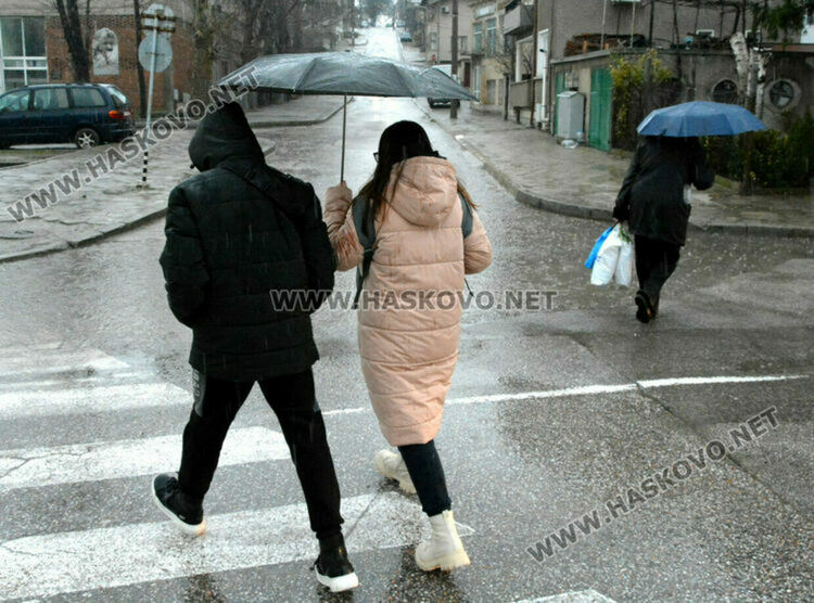 Облачно до обяд, след това дъжда над цялата страна и дняг в планините
