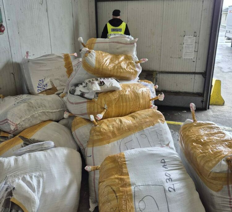 Близо 30 000 „маркови“ стоки са задържани в два товарни автомобила