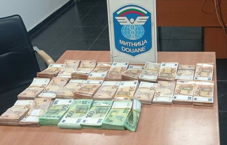 Спипаха над 96 000 евро, скрити в две коли на път за Турция