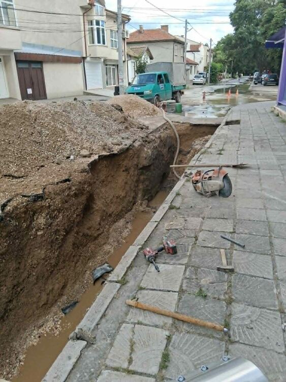 Поправиха голямата авария в Хасково, спират водата в част от Минерални бани