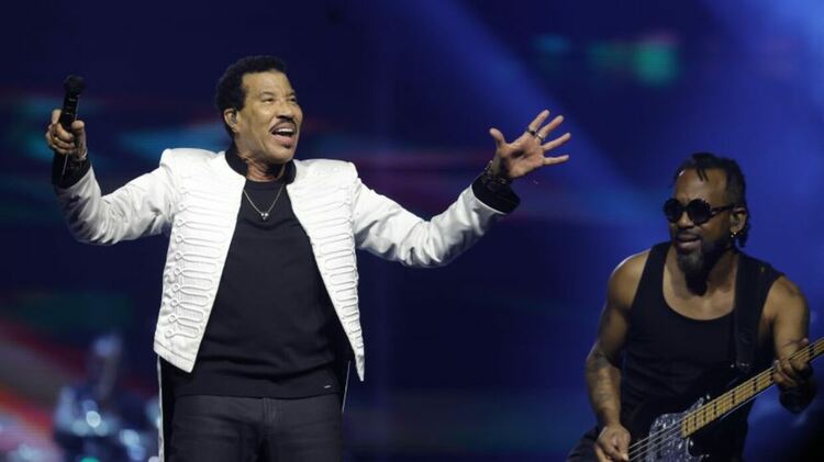 Lionel Richie отложи два концерта, след като се почувства зле на сцената