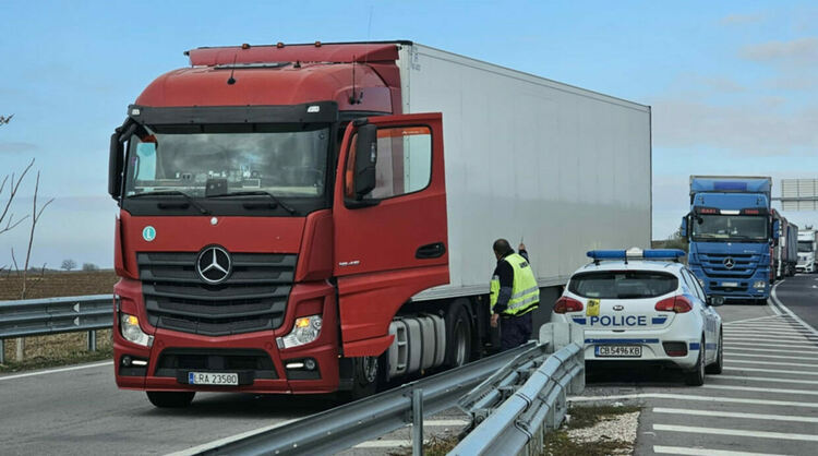 Жегата блокира движението на тежки камиони по ключови пътища в Хасковско