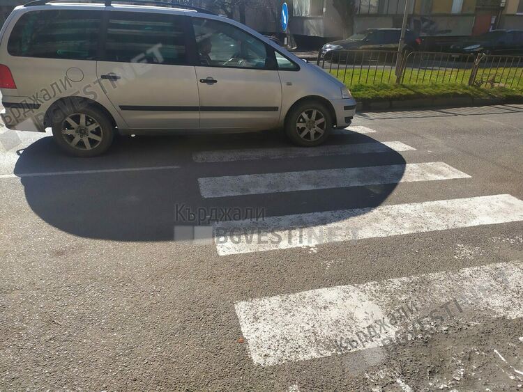 "Дачия"блъсна на пешеходна пътека в Кърджали 13-годишно момиче