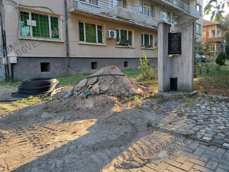 Поругаха паметта на отец Благой Топузлиев в Кърджали,фирма си изхвърли строителните отпадъци до паметника му