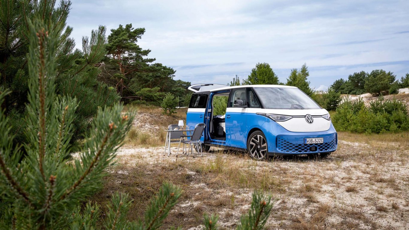 Volkswagen представи първия изцяло електрически кемпер California