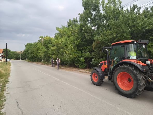 ОП „ФЛОР“ извършва почистване по главната улица на село Дивотино