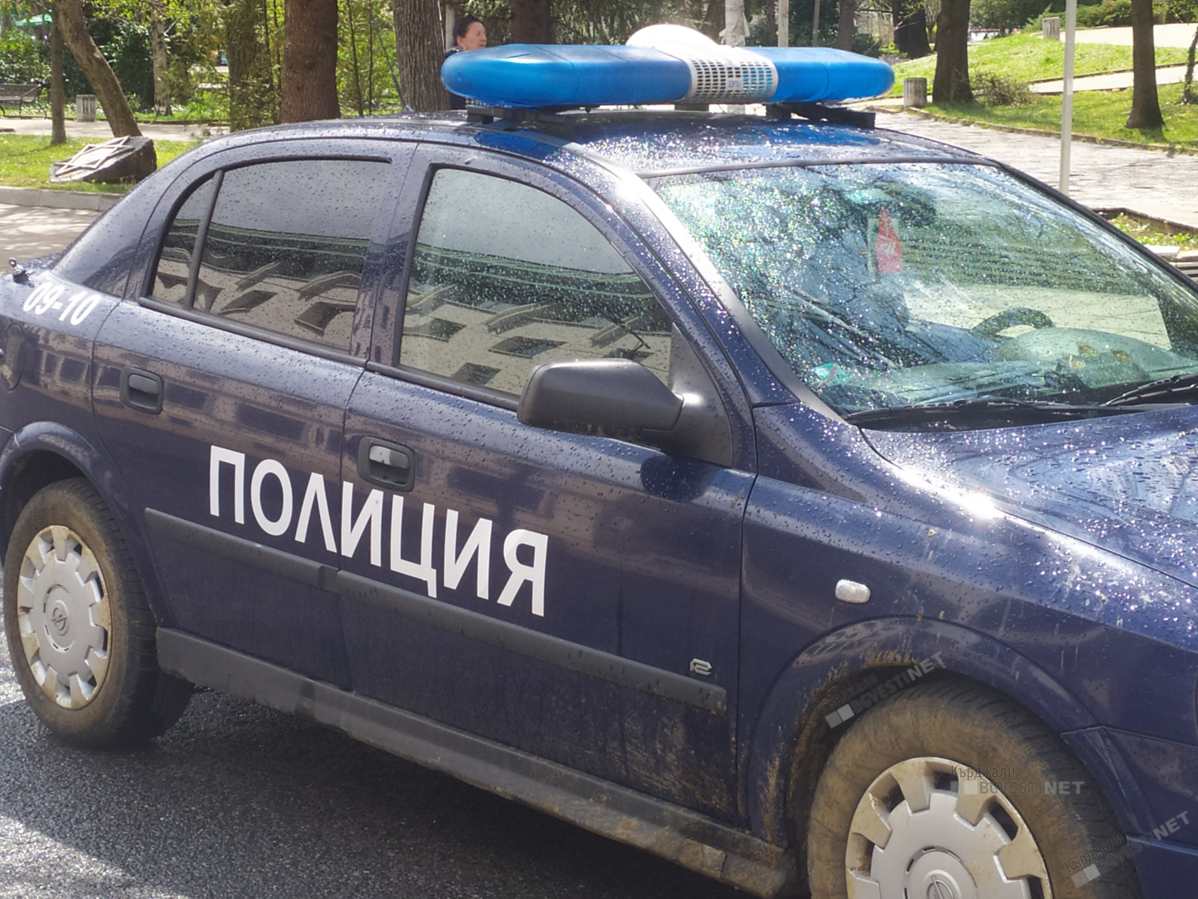 Камион затрупа  на пътя с бетонни плочи автомобил при село Върбен