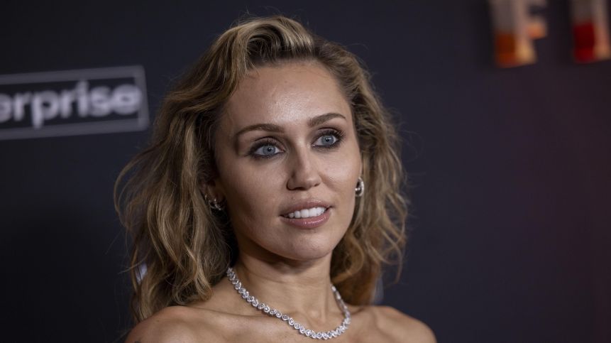 Miley ни призовава на дансинга с новия си сингъл „Bass Persuades“
