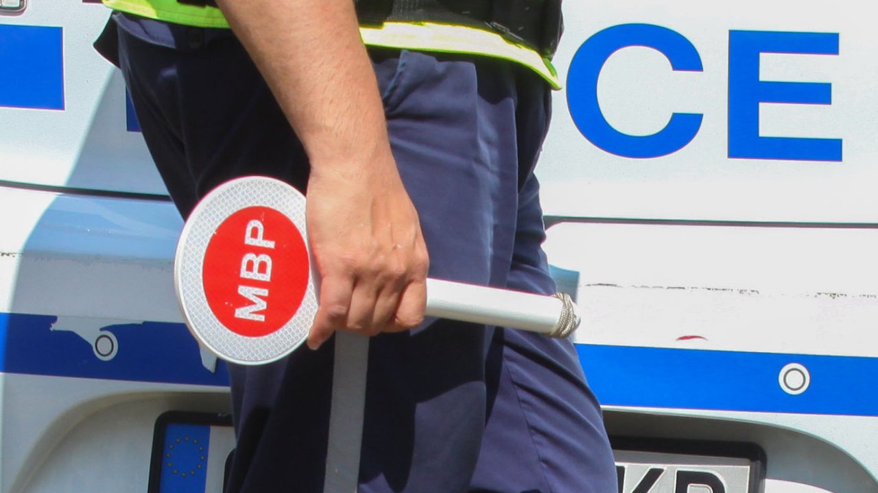 Нощна гонка: Задържаха водач с флакони райски газ в кола