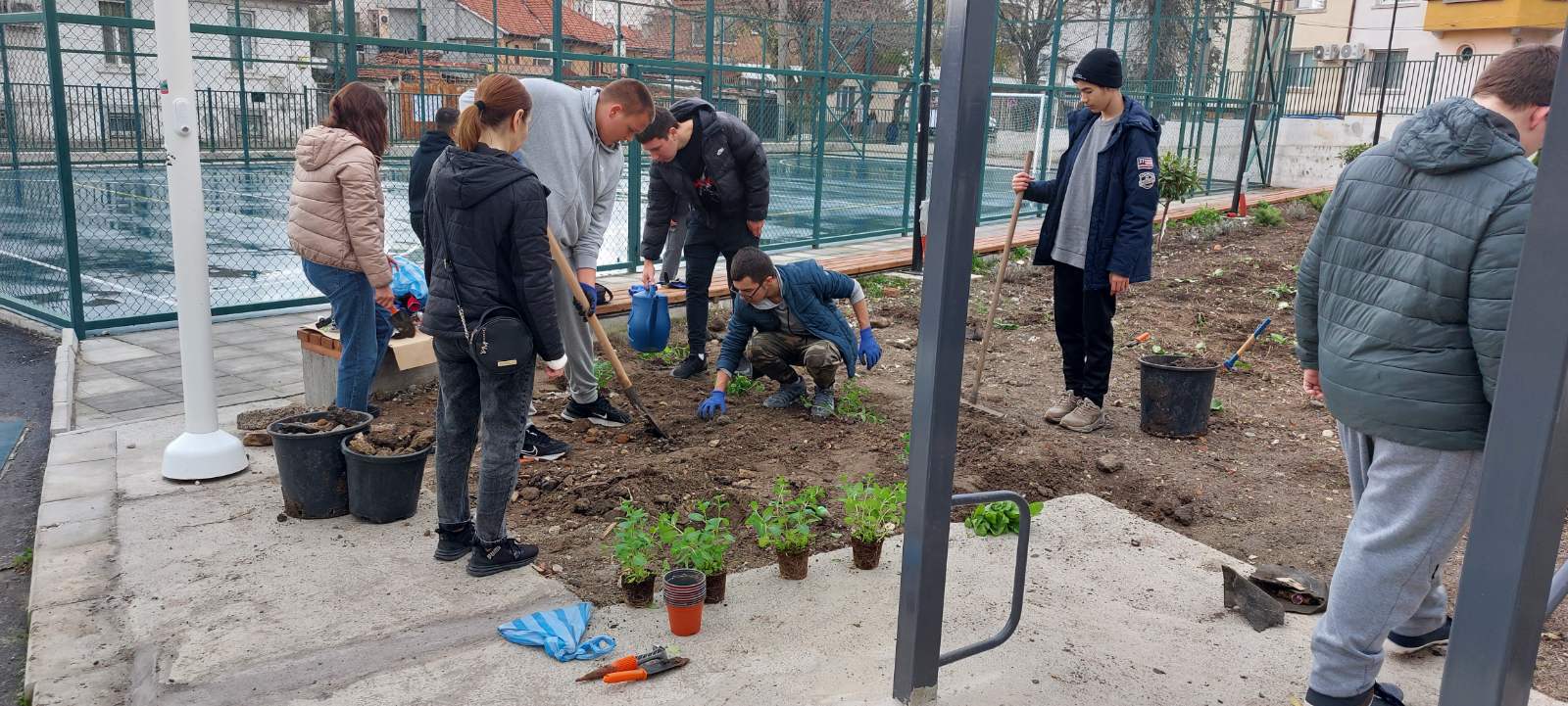 Ново зелено пространство промени двора на ПГ по туризъм „Александър Паскалев“