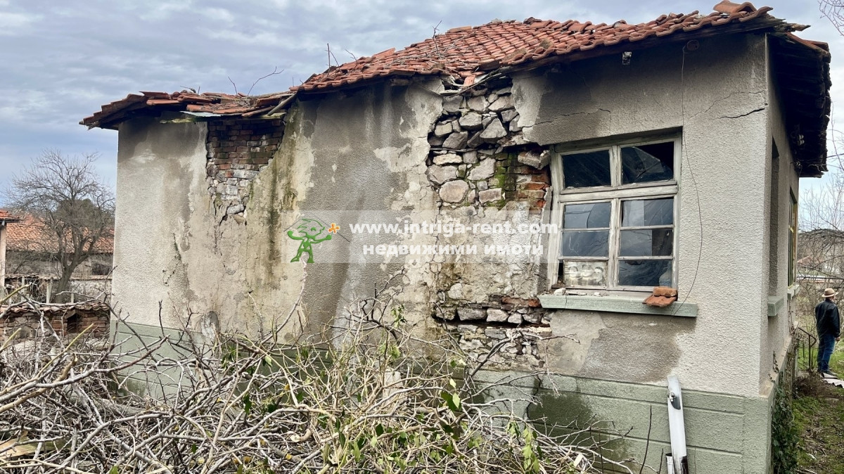 №4064 Стара едноетажна къща и парцел за продажба в село Гарваново, Хасково.