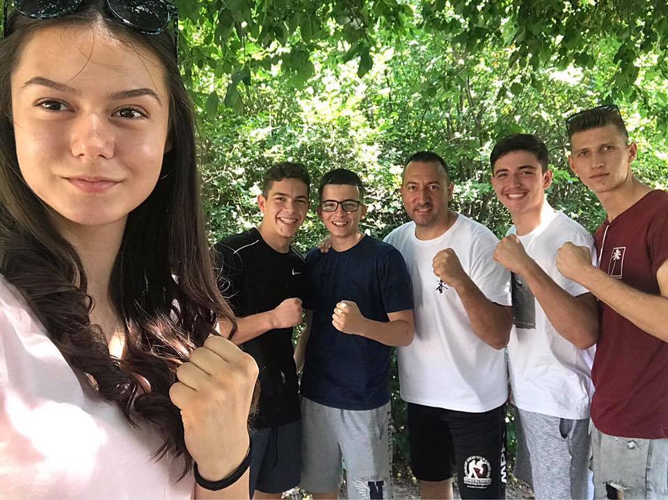 Петима каратеки от „Хамон“ на Европейското по карате Това са Веселина Чирпанлиева, Васил Андонов, Иван Чобанов, Джанет Идриз и Атанас Иванов. Петимата ще вземат участие в Европейското първенство по карате шинкиокушин, което ще се проведе на 28 и 29 юни в чешката столица Прага. На тях и на целия български отбор желаем много медали и никакви контузии.