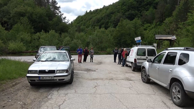 Жители на няколко смолянски села и махали недоволстват заради разбит път - единствената им връзка със света